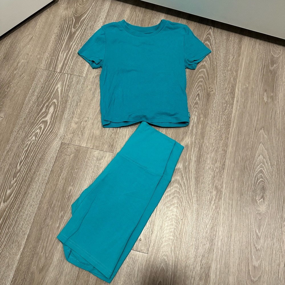 Aritzia Teal T-Shirt and Leggings Set